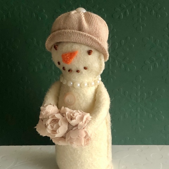 Snowman woman felt Art Doll with Muff hand-sewn
Handmade - Picture 2 of 6